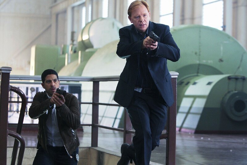 Als die Ermittler Eric Delko (Adam Rodriguez, l.) und Horatio Caine (David Caruso) den verdächtigen Vorarbeiter Luis festnehmen wollen, kann dieser aus der Zuckerraffinerie flüchten … – Bild: RTL /​ CBS