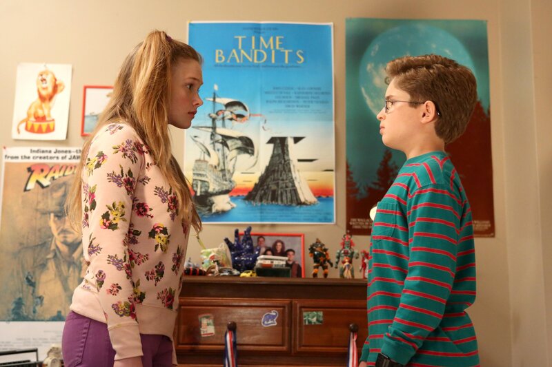 L-R: Dana Caldwell (Natalie Alyn Lind), Adam Goldberg (Sean Giambrone). – Bild: 2013, 2014 Sony Pictures Television Inc. All Rights Reserved. /​ Danny Feld Lizenzbild frei