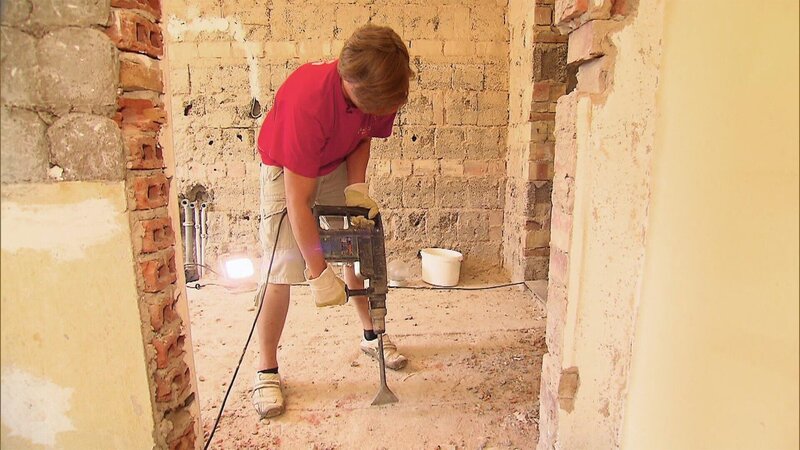 Marcus (24) bei der Renovierung des Bungalows. – Bild: RTL II