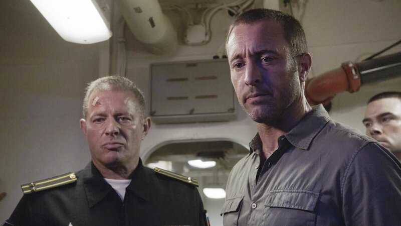Steve McGarrett (Alex O’Loughlin, r.) hat es in das U-Boot geschafft. Kann er Vasili Shirokov (Costas Mandylor, l.) mit seiner Information helfen und die Insel vor einem Mörder beschützen? – Bild: 2018 CBS Broadcasting, Inc. All Rights Reserved Lizenzbild frei