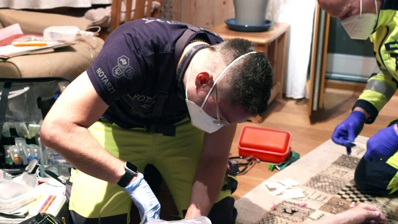 Ein Rettungsteam in München braucht dringend ärztliche Unterstützung. Deren Patient hat das Bewusstsein verloren. – Bild: RTLZWEI