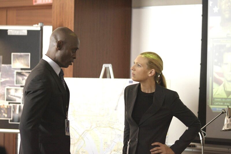 Noch stehen Olivia (Anna Torv, r.) und Phillip (Lance Reddick, l.) vor einem Rätsel … – Bild: PLURIMEDIA (Warner Bros)