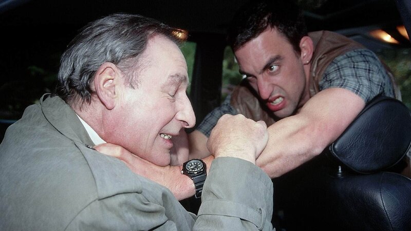 Oberstaatsanwalt Lotze (Henry van Lyck, l.) wird von Anton Busch (Alexander Schubert), dem Mann der Ermordeten, angegriffen. – Bild: RTL