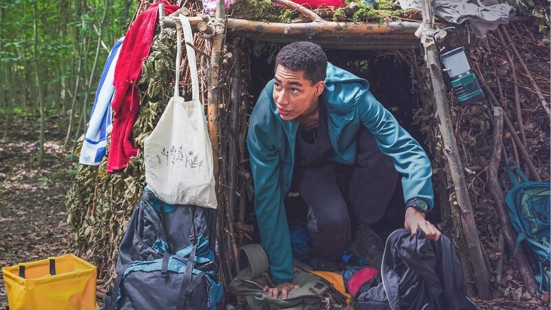 Malik (Jonathan Vöhringer) will sich heimlich aus dem Survival Camp schleichen. – Bild: mdr/​Saxonia Media/​Thomas Dietze