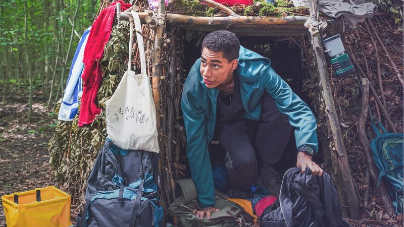 Malik (Jonathan Vöhringer) will sich heimlich aus dem Survival Camp schleichen. – Bild: mdr/​Saxonia Media/​Thomas Dietze