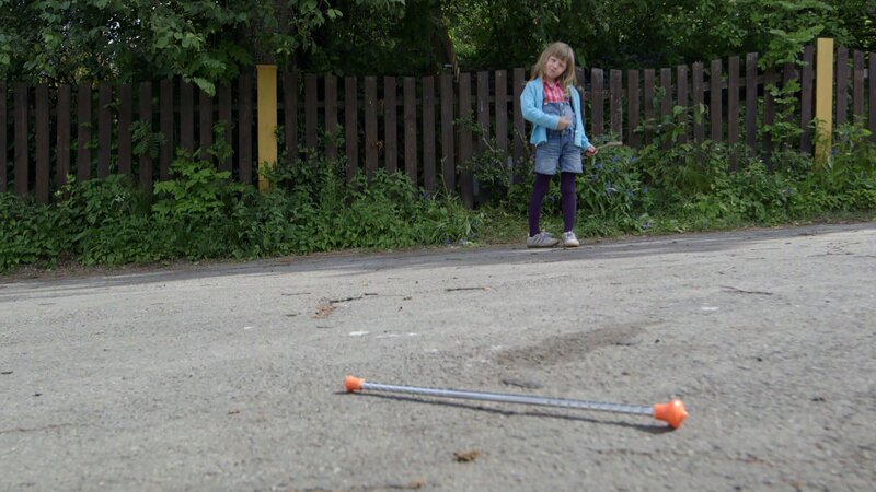 Dann findet Elsa (Maya Anna Hansen Frølich) einen Wirbelstab auf der Straße. Ob sie ihn behalten soll? – Bild: KiKA/​NRK/​Christine Heitmann