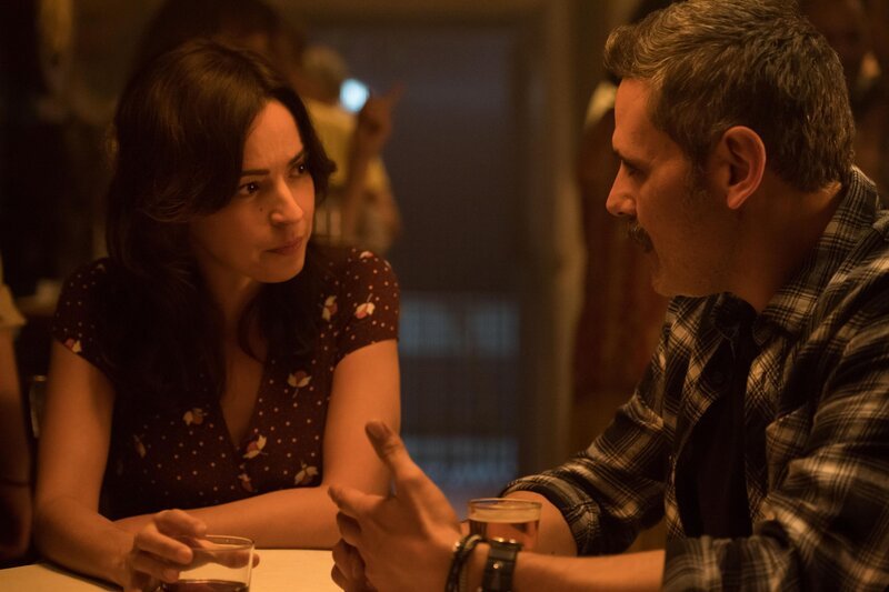 Alejandra (Verónica Sánchez. l.); Conrado (Roberto Enríquez, r.) – Bild: Telefónica Audiovisual Digital SLU 2019 /​ María Heras Lizenzbild frei