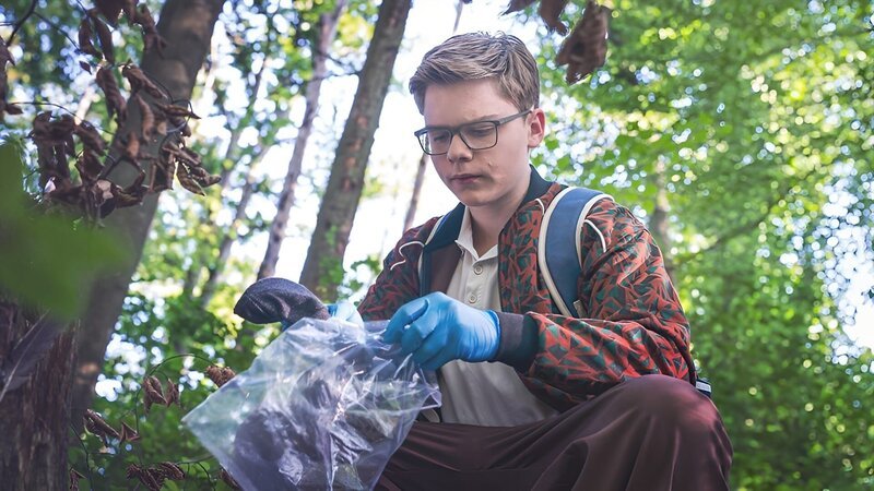 Marlon (Matti Schneider) geht auf Spurensuche im Survival Camp. – Bild: mdr/​Saxonia Media/​Thomas Dietze
