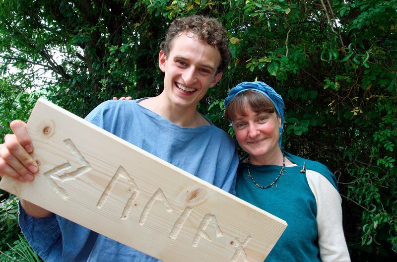 Mit Astrid, einer Runenkundigen, checkt Julian, welche Schrift die Germanen hatten und lernt, seinen Namen in Runen zu ritzen. – Bild: BR/​Gregor Simbruner/​megaherz gmbh