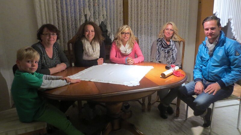 Bei der Geldübergabe, von links: Tyler, Silke, Charleen, Kimberly, Betina und Trödel-Experte Andreas Bierschock. – Bild: RTL II