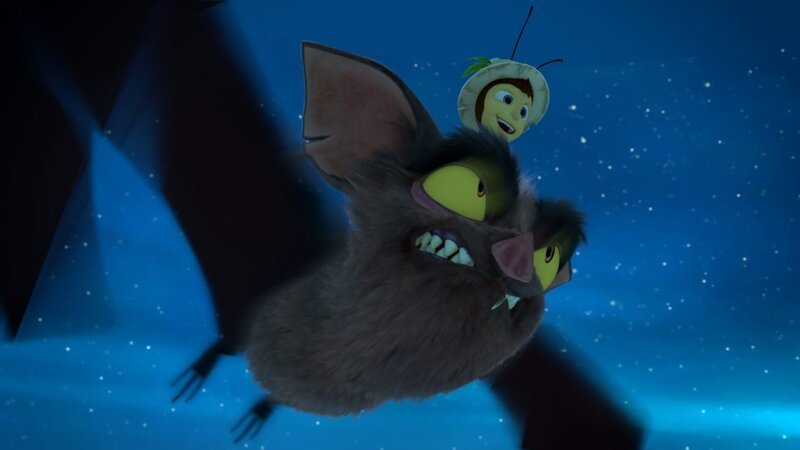 Gregor Grille hat die Fledermaus im Griff, die während Mickis Mutprobe aufgewacht ist. – Bild: ZDF