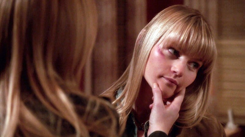 Detective Amanda Rollins (Kelli Giddish, l.) ist von dem Anblick ihrer Schwester Kim (Lindsay Pulsipher) schockiert. Aber nicht nur das Veilchen schockiert sie, auch die Neuigkeit, dass ihre kleine Schwester schwanger ist … – Bild: VOX /​ Universal