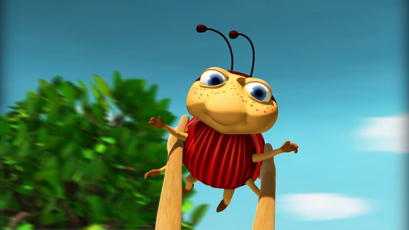 Lu fliegt? Eigentlich kann er ja gar nicht richtig fliegen, aber Nayas kräftige Mäusearme halten ihn. Sie ist froh, dass der kleine Käfer nach der Bruchlandung mit der Lok heil geblieben ist. – Bild: ZDF und scopas medien