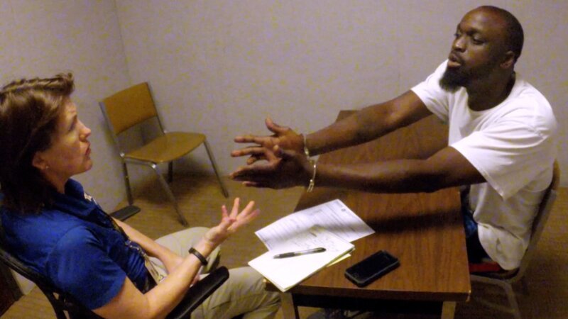 Ein weiblicher Detektiv verhört einen männlichen Verdächtigen. – Bild: Crime + Investigation /​ A+E Networks