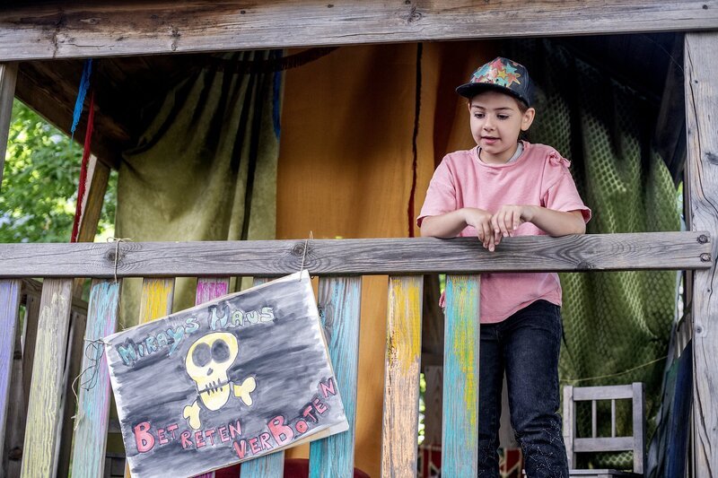 Miray in ihrem Stelzenhaus. – Bild: KiKA/​Erik Drews