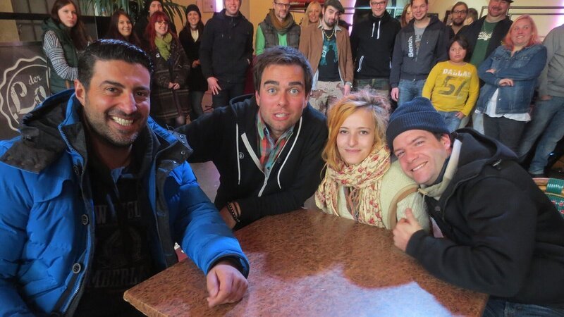 v.l. Experte Sükrü Pehlivan, Markus, Stephanie und Stefan bei der Geldübergabe. – Bild: RTL II