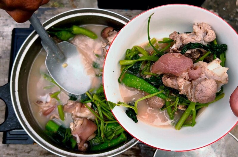 Auf den Philippinen: Erning hat Schweinebrühe gekocht. – Bild: Elephant Doc /​ © Elephant Doc