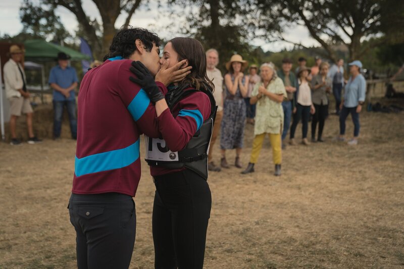 Nachdem die Reitclique in letzter Minute die Meisterschaft gewonnen hat, gibt es endlich auch für Issie (Macey Chipping, r.) und Dan (Max Crean, l.) ein Happy End. – Bild: ZDF/​E+U TV