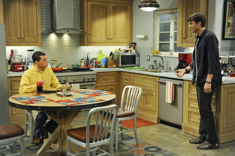 Haben mit Frauen selten Glück: Walden (Ashton Kutcher, r.) und Alan (Jon Cryer, l.) … – Bild: Warner Brothers Entertainment Inc. Lizenzbild frei