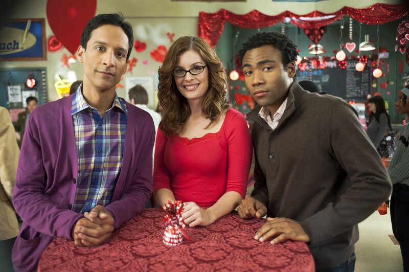 Um ihre Freundschaft nicht zu gefährden, gehen Troy (Donald Glover, r.) und Abed (Danny Pudi, l.) zusammen mit Mariah (Maite Schwartz, M.) auf den Valentinstanz. Hier soll  sich die junge Frau für einen von ihnen entscheiden … – Bild: Sony Pictures Television Inc. All Rights Reserved. Lizenzbild frei