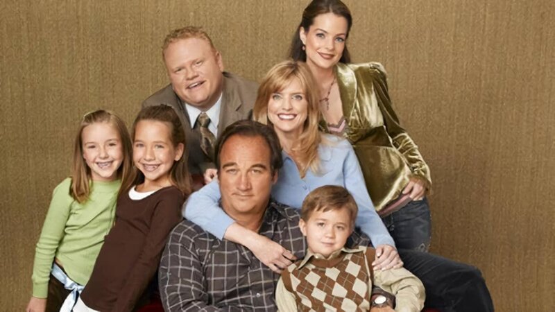 L-R: Gracie (Billi Bruno), Ruby (Taylor Atelian), Andy (Larry Joe Campbell), Jim (Jim Belushi),  Cheryl (Courtney Thorne-Smith), Dana (Kimberly Williams-Paisley) und Kyle (Conner Rayburn) – Bild: Disney Channel