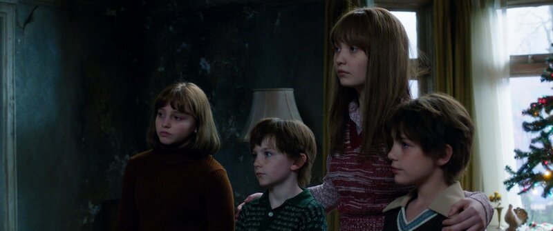 L – R: Janet Hodgson, Billy Hodgson, Margaret Hodgson, Johnny Hodgson. – Bild: PLURIMEDIA (Warner Bros. France /​ New Line Cinema)