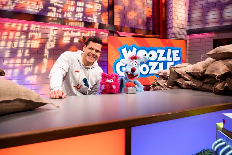 Woozle möchte nicht glauben, dass es nicht nur im Wald, sondern auch in der Stadt Tiere gibt. Simón und er gehen eine Wette ein: Wenn Woozle verliert, darf er den ganzen Tag nicht lügen. – Bild: SUPER RTL/​Annette Etges /​ Tiere in der Stadt