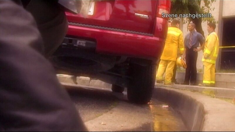 Zwei Männerleichen werden in einem ausgebrannten Auto gefunden … – Bild: RTL II