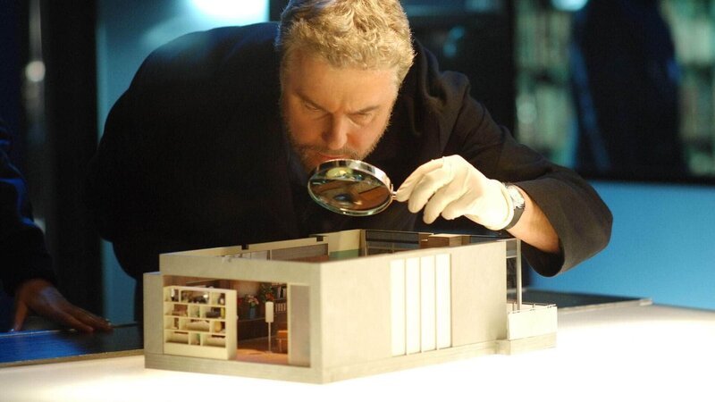 Erneut erhält Grissom (William Petersen) ein mysteriöses Päckchen: Im Inneren befindet sich ein weiteres Mord-Modell, welches er natürlich gründlichst untersucht. Aber werden Grissom und sein Team den geplanten Mord verhindern können? – Bild: MG RTL D /​ CBS