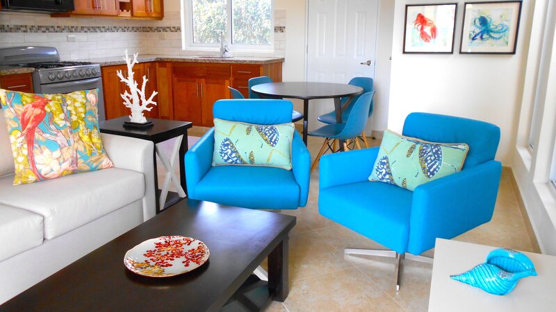 Living room of the guest house at Terraza del Mar house, shown to client’s Chantal and Andy Mitchell, in Sosua, Dominican Republic, as seen on HGTV’s „Caribbean Life“. – Bild: HGTV /​ Discover HCBLF1605_324556_129332 /​ Scripps