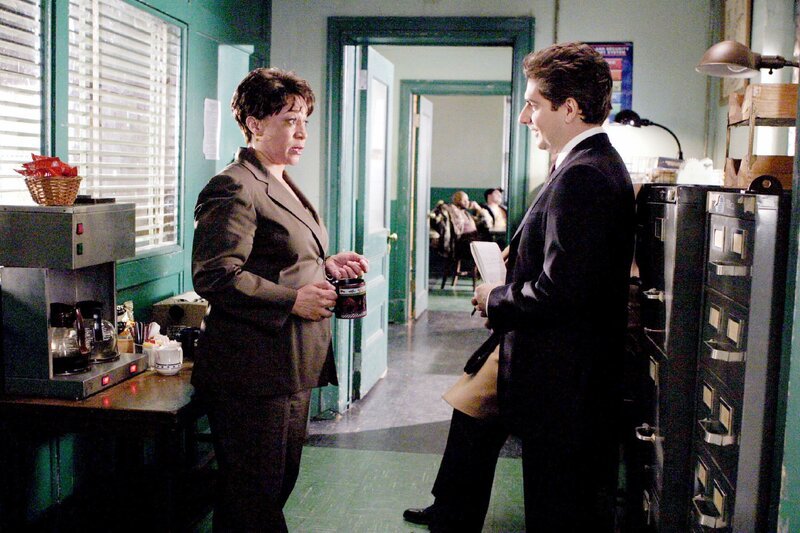 Lt. Anita van Buren (S. Epatha Merkerson) geht mit Detective Nick Falco (Michael Imperioli) neuen Spuren im Fall einer ermordeten Pornodarstellerin nach. – Bild: RTL