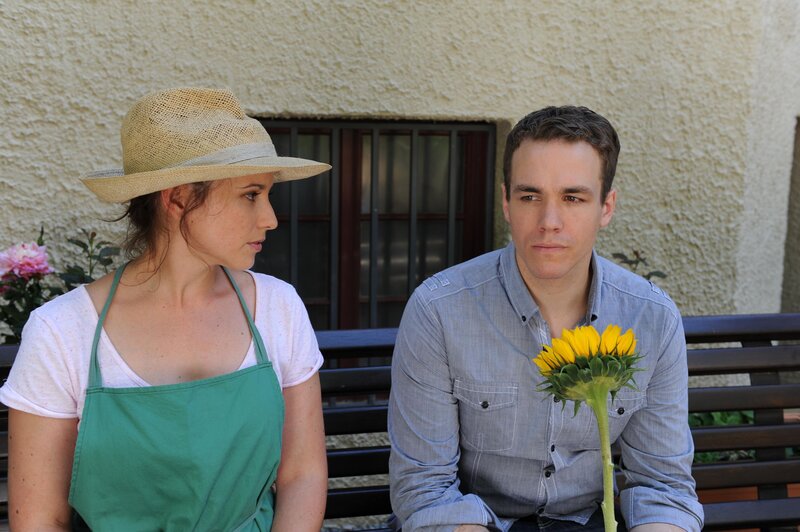 Kira (Mareike Lindenmeyer, l.); Xaver (Jan van Weyde, r.) – Bild: ARD /​ Ann Paur