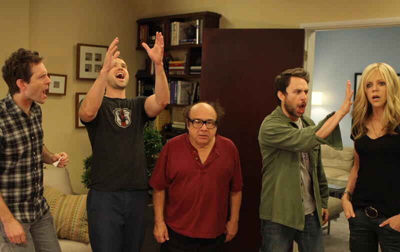 (v.l.n.r.) Dennis Reynolds (Glenn Howerton); Mac (Rob McElhenney); Frank Reynolds (Danny DeVito); Charlie Kelly (Charlie Day); Dee Reynolds (Kaitlin Olson) – Bild: Bluebush Productions, LLC.