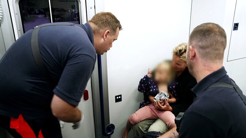Kindernotfall in Celle. Das RTW-Team Kai Peter Wichers und Carsten Schaefer rückt aus. Eine Dreijährige hat sich beim Spielen die Hand verletzt. – Bild: RTLZWEI