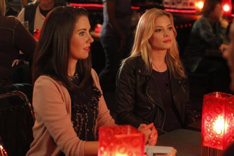 Dürfen bei Troys Geburtstag natürlich nicht fehlen: Britta (Gillian Jacobs, r.) und Annie (Alison Brie, l.) – allerdings erschwindelt sich die 19-jährige Annie den Zutritt in die Bar mit einem geliehenen Ausweis … – Bild: Sony Pictures Television Inc. All Rights Reserved. Lizenzbild frei