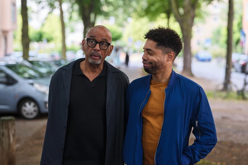 Theo (Julius Dombrink, r.) fühlt sich mit seinem Onkel Adam (Pierre Sanoussi-Bliss) verbunden. – Bild: RTL /​ Stefan Behrens /​ Zeig her deine Füße