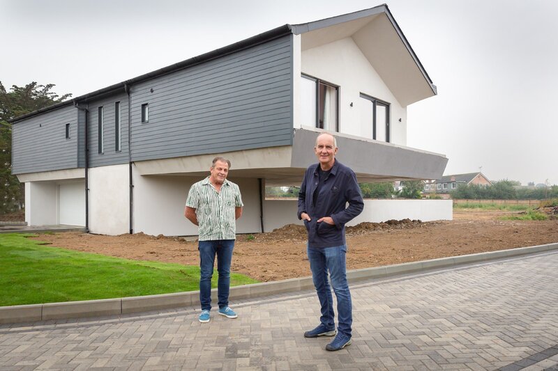 Geoff und Kevin McCloud (r.) – Bild: RTL /​ Malgosia Czarniecka-Lonsdale