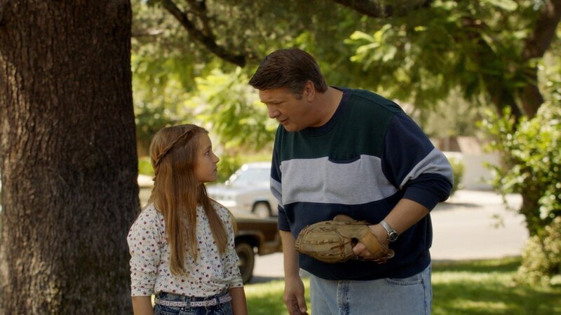 Missy (Raegan Revord, l.); George (Lance Barber, r.) – Bild: Warner Bros. Entertainment Inc.