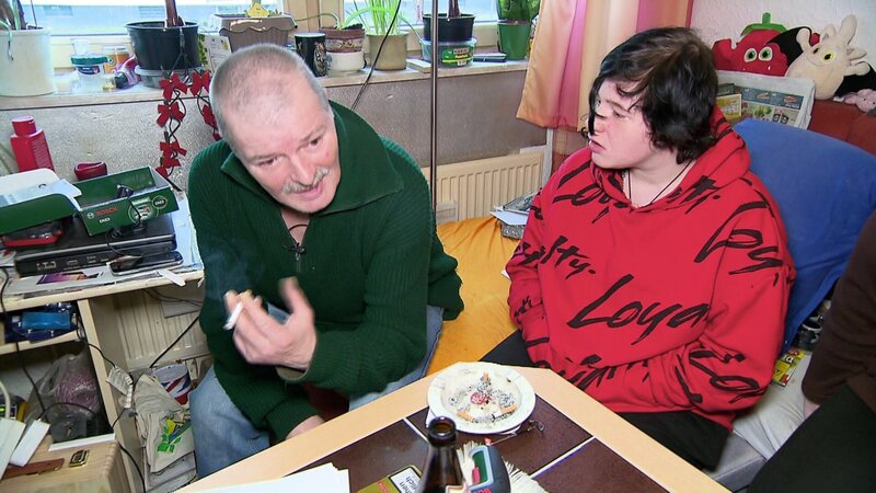 Die schwangere Ramona (18) stellt Vater Erich vor Herausforderungen. – Bild: RTLZWEI