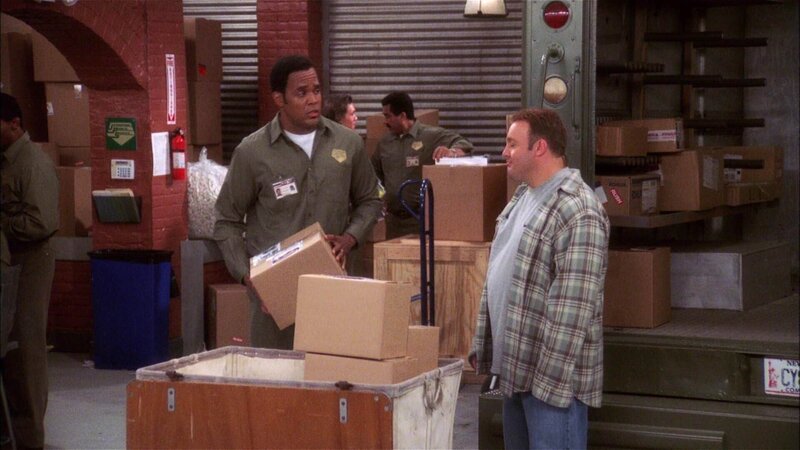 Doug (Kevin James, re.) erinnert sich zurück, wie er seinen Job bekommen hat:  Er ist arbeitslos und geht seit zwei Monaten mit Carrie aus. Links: Deacon (Victor Williams). – Bild: RTL