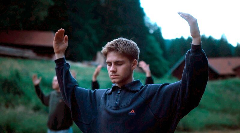 Morgenmeditation im Haus am Hang – Bild: MDR/​Paul Ader