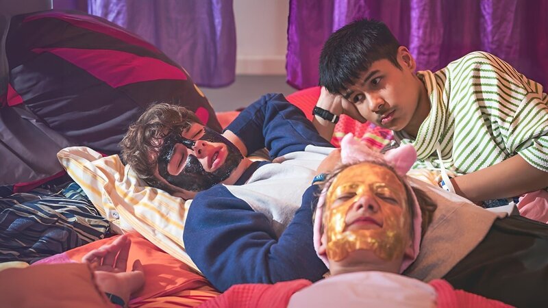 Nach dem ersten Survival Camp ist Chillen angesagt, das lässt sich Mikka (Jona Kirchner, mit Marlon Heinrich und Joël Massy Kohandel, v.v.n.h.) nicht zweimal sagen. – Bild: mdr/​Saxonia Media/​Thomas Dietze