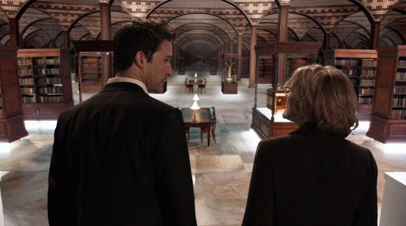 Kann die Bibliothekarin Charlene (Jane Curtin) Flynn (Noah Wyle) helfen, den Judaskelch zu finden? – Bild: RTL