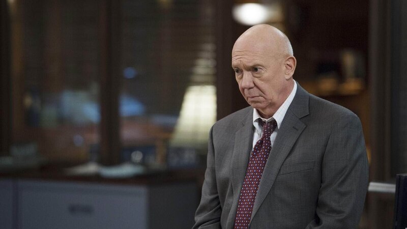 Kann Captain Don Cragen (Dann Florek) und sein Team einem Vergewaltiger, der es auf minderjährige Jungen abgesehen hat, das Handwerk legen? – Bild: TVNOW /​ NBC Universal