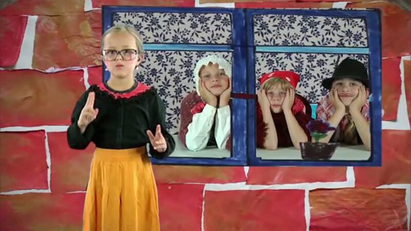 Schüler der Adolf-Eschke-Schule für Gehörlose in Berlin erzählen das Märchen „Rotkäppchen“ mit selbst hergestellter Dekoration und Kostümen – ganz ohne Worte! – Bild: WDR/​Die Sendung mit dem Elefanten