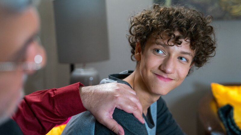 Anupam (Stephen Sikder) ist stolz auf Edvard (Levi Kazmaier). – Bild: SWR/​2023 Mingamedia/​Daniel Klare