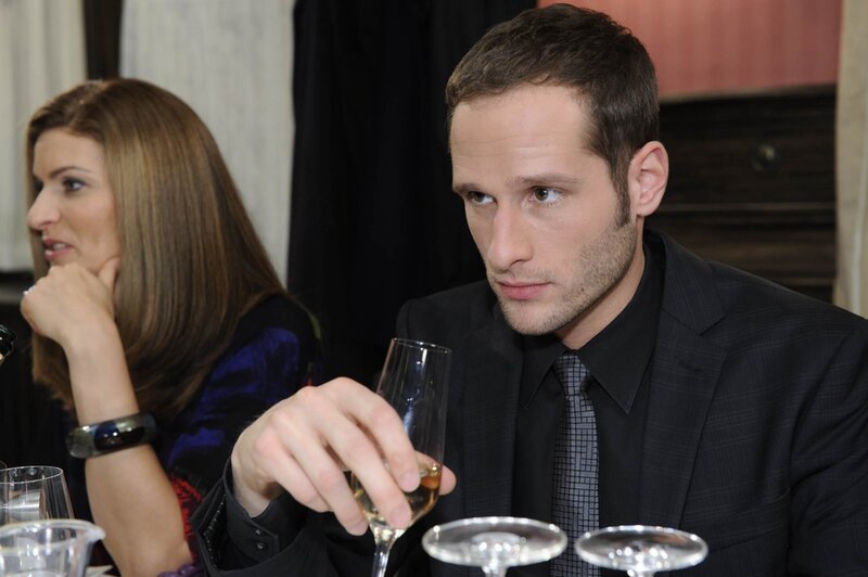 Als Richard die Familie zu einem Essen einlädt, um die Verlobung zu feiern, will Annett ihren Bruder vorher unter vier Augen von ihren Plänen unterrichten. Doch dieses Gespräch kommt nicht zustande und so erfährt David (Lee Rychter) die Wahrheit direkt aus Richards Mund … – Bild: SAT.1 /​ Claudius Pflug Eigenproduktionsbild frei