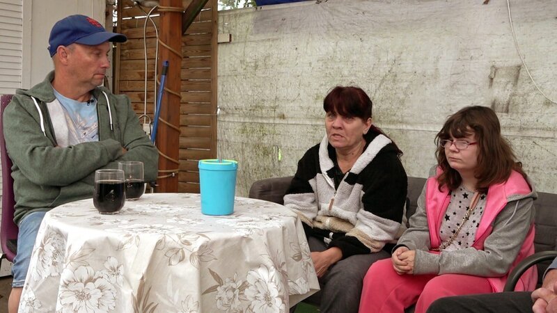Petra und Selina sind zu Besuch bei Kumpel Michael und klagen ihm ihr Leid. Sie haben genug von Dessau und wollen zurück nach Mannheim – Bild: RTL Zwei