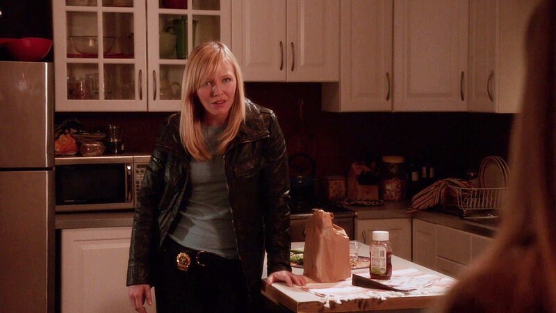Detective Amanda Rollins (Kelli Giddish) bekommt überraschend Besuch von ihrer Schwester Kim (Lindsay Pulsipher, r.). Doch der Anblick ihrer Schwester schockiert die junge Polizistin. – Bild: Nitro