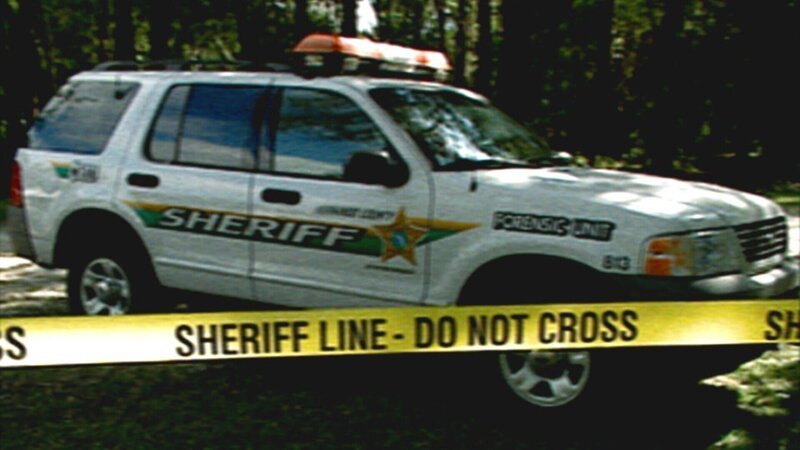 Es wird schon wieder ein Feuer gemeldet! – Bild: c/​RTL II